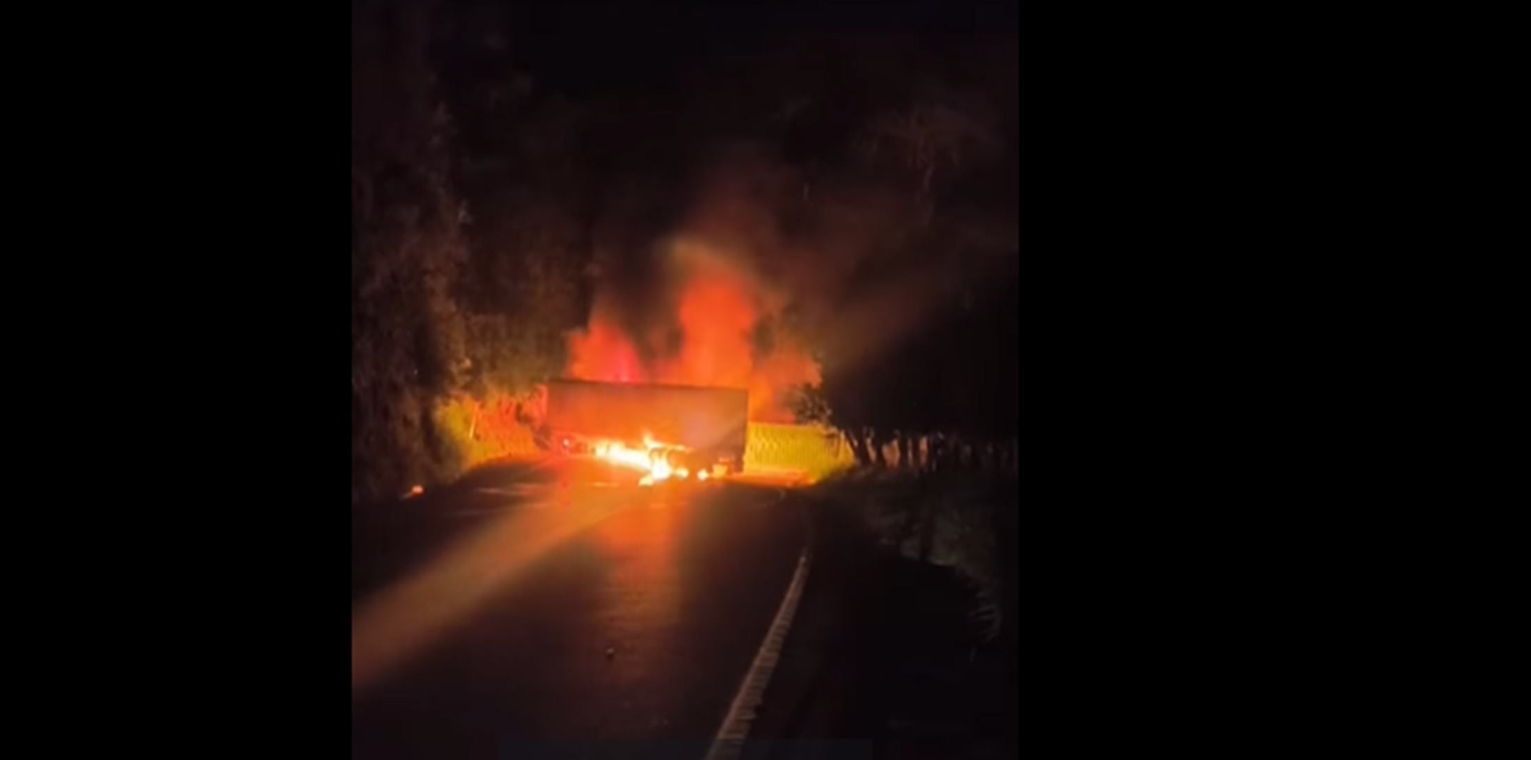 Vehículos de carga incinerados en la vía Ibagué - Cajamarca