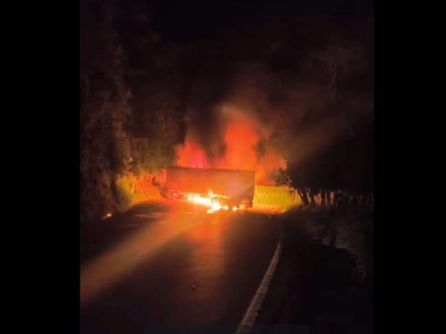 Vehículos de carga incinerados en la vía Ibagué - Cajamarca