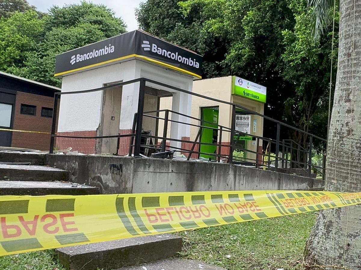 Cajero destruido en sede UUNAL Medellín- foto cortesía para Caracol Radio