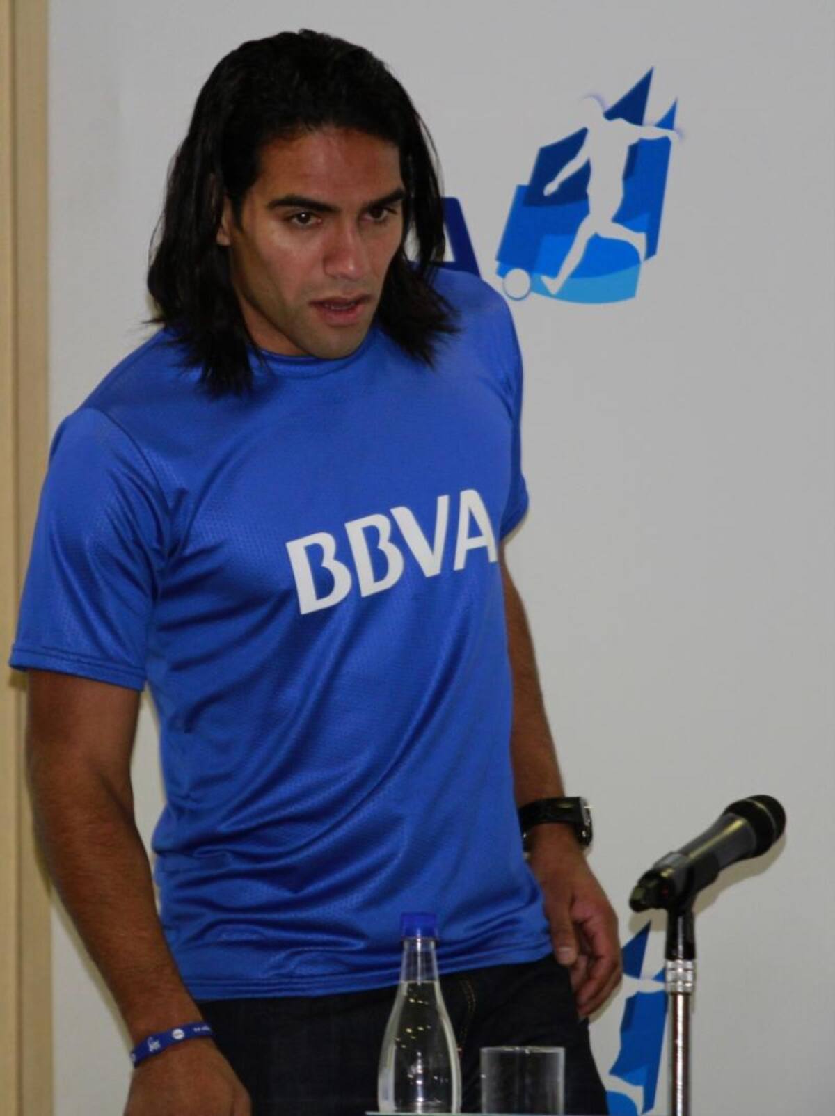 El delantero colombiano renovó su contrato como imagen del BBVA y presentó el torneo de fútbol empresarial.