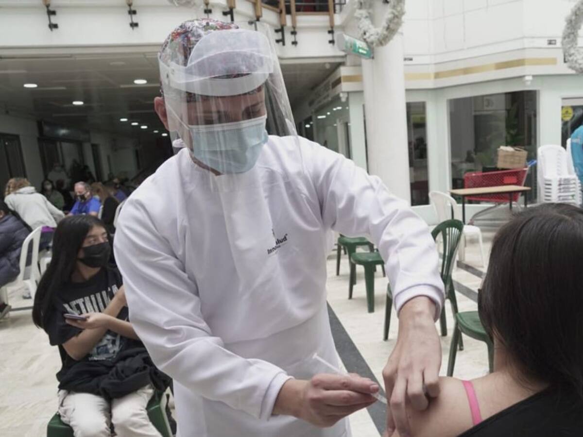 COVID-19: Advierten baja disponibilidad de vacunas Pfizer en Bogotá