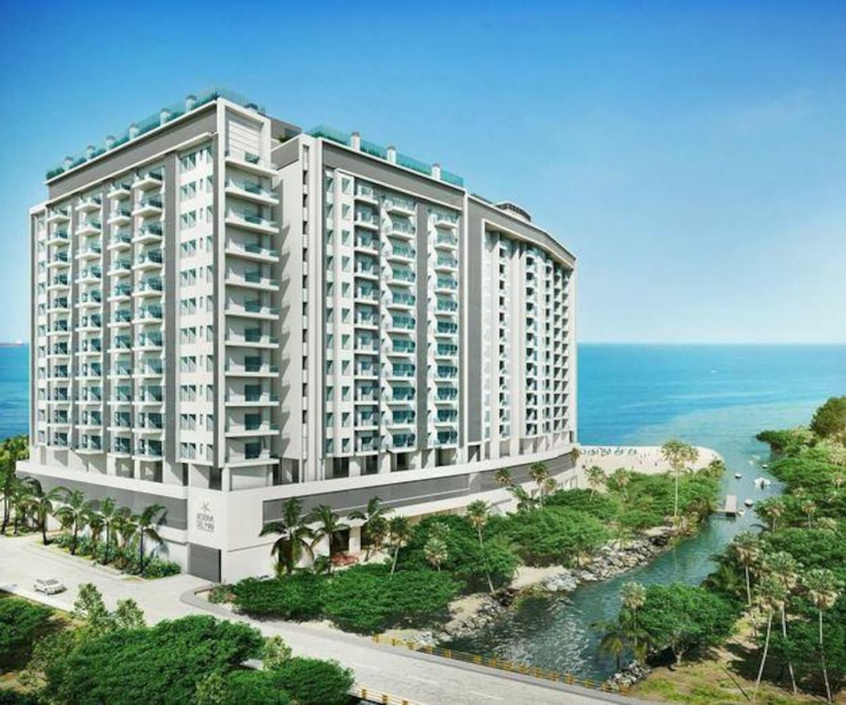 Está ubicado muy cerca al Rodadero, frente a la Costa Caribe y a la Sierra Nevada de Santa Marta.