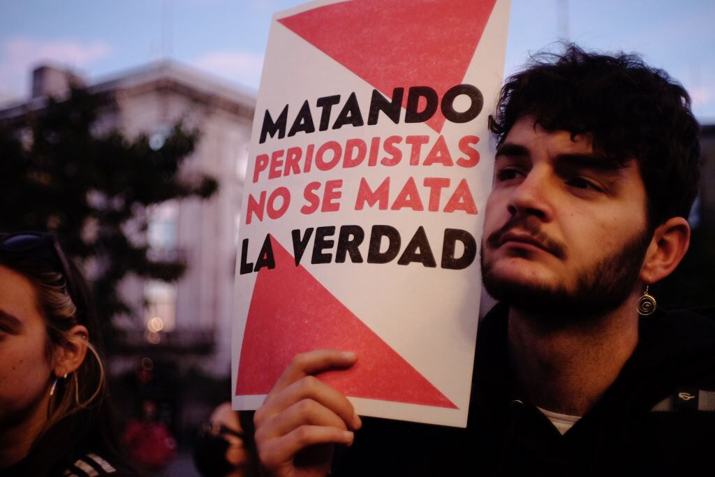 hombre sostiene una pancarta que dice "Matar periodistas no mata la verdad" durante una protesta para pedir justicia por los periodistas y fotoperiodistas asesinados en México el 25 de enero de 2022 en Guadalajara, México. (Photo by Leonardo Alvarez Hernandez/Getty Images)