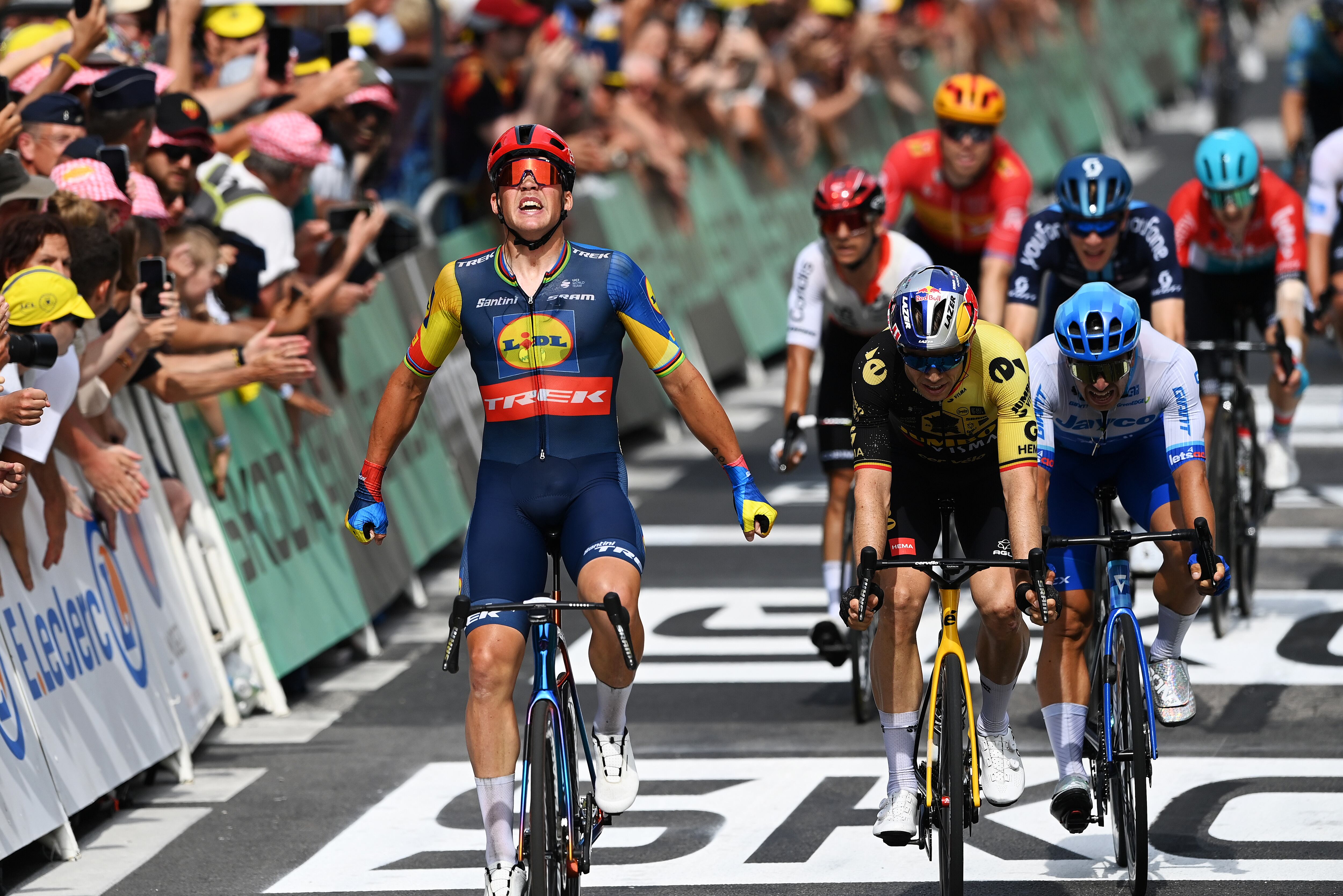 Mads Pedersen celebra la victoria en la etapa 8 del Tour de Francia. (Photo by Tim de Waele/Getty Images)