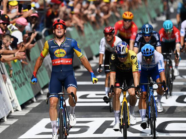 Mads Pedersen celebra la victoria en la etapa 8 del Tour de Francia. (Photo by Tim de Waele/Getty Images)