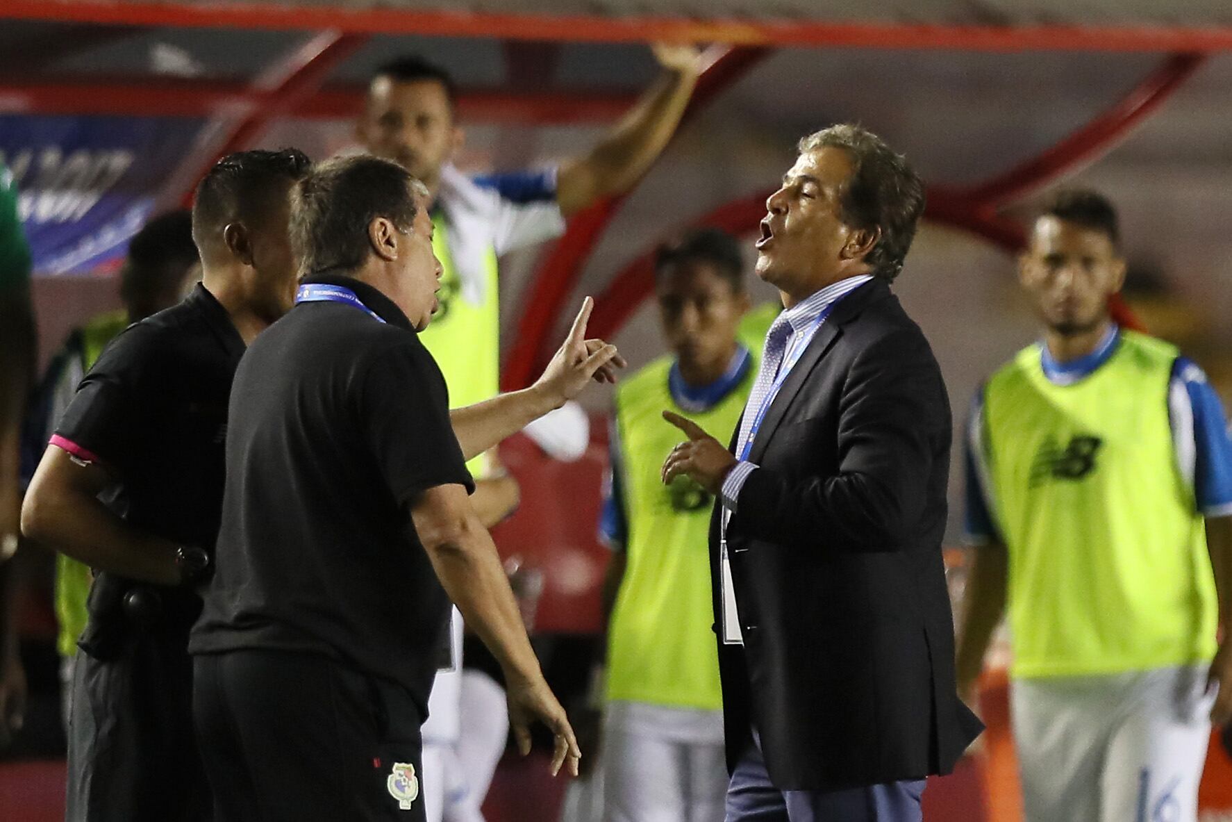 Hernán Darío Gómez discute con Jorge Luis Pinto en enero del 2017. (Photo by Matthew Ashton - AMA/Getty Images)