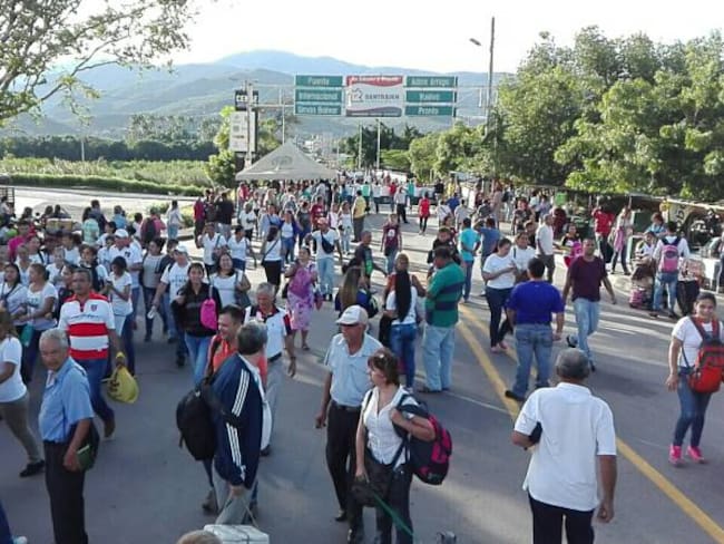 Una avalancha de venezolanos llegó a Cúcuta a buscar abastecimiento