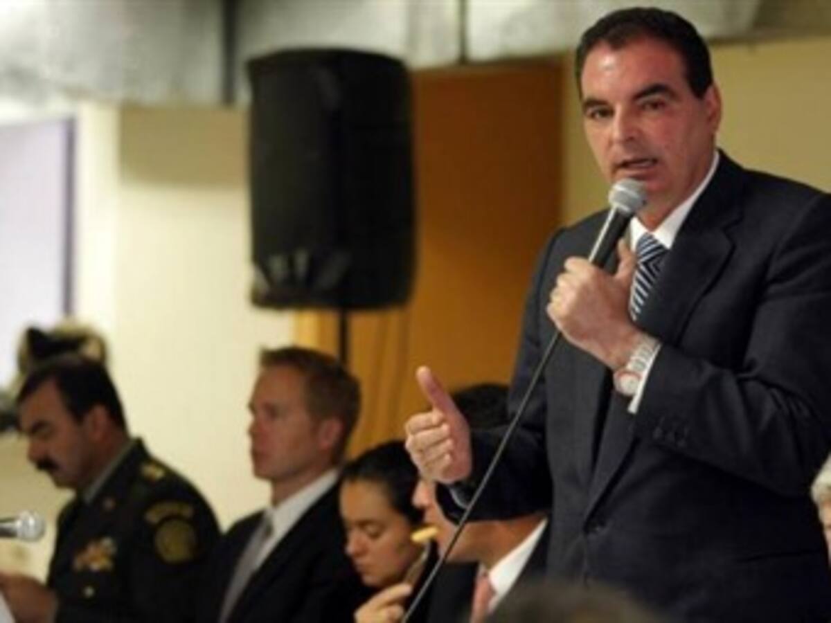 En elecciones, colombianos votarán por la paz o la guerra: Gobierno