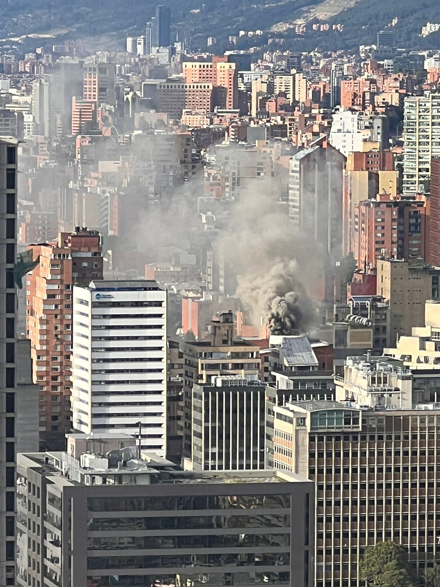 Evacuan edificio residencial en el centro de Bogotá por incendio dentro de vivienda