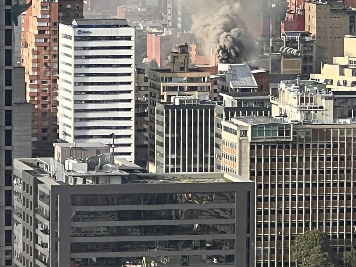 Evacuan edificio residencial en el centro de Bogotá por incendio dentro de vivienda