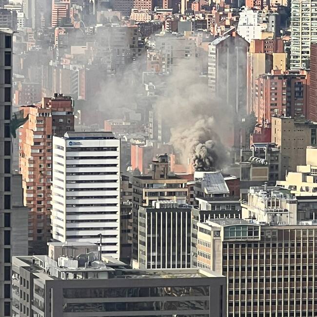 Evacuan edificio residencial en el centro de Bogotá por incendio dentro de vivienda