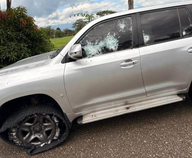 El gobernador de Arauca, Renson Martínez, fue víctima de un atentado, al parecer por miembros de grupos armados ilegales.