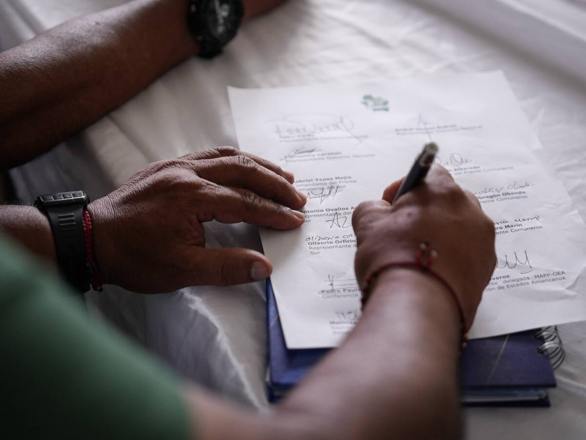 Gobierno nacional y Comuneros del Sur firman hoja de ruta para la paz en Nariño