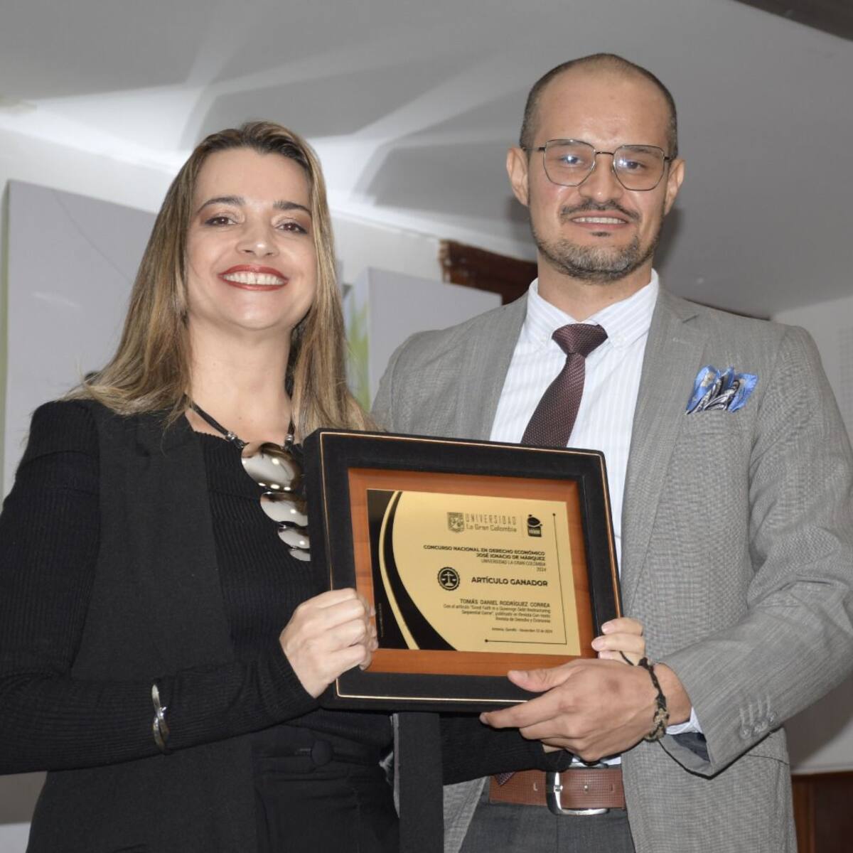 Egresado de la Universidad La Gran Colombia Armenia ganador de premio de derecho económico