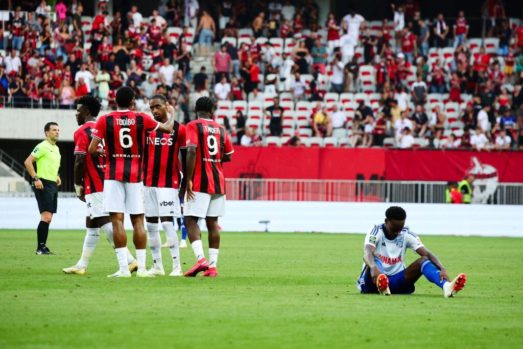 Futbolistas del Niza en medio de u partido con el Racing de Estrasburgo (Photo by CLEMENT MAHOUDEAU/AFP via Getty Images)