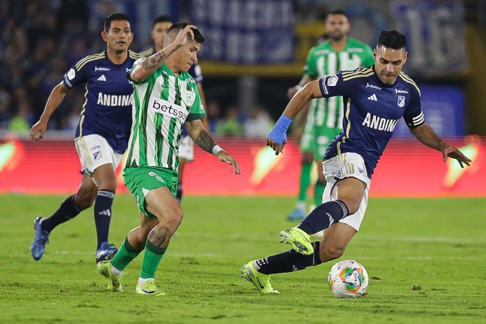 Jorman Campuzano disputa un balón con Falcao García durante el último Millonarios Vs. Nacional. (Colprensa - Cristian Bayona).