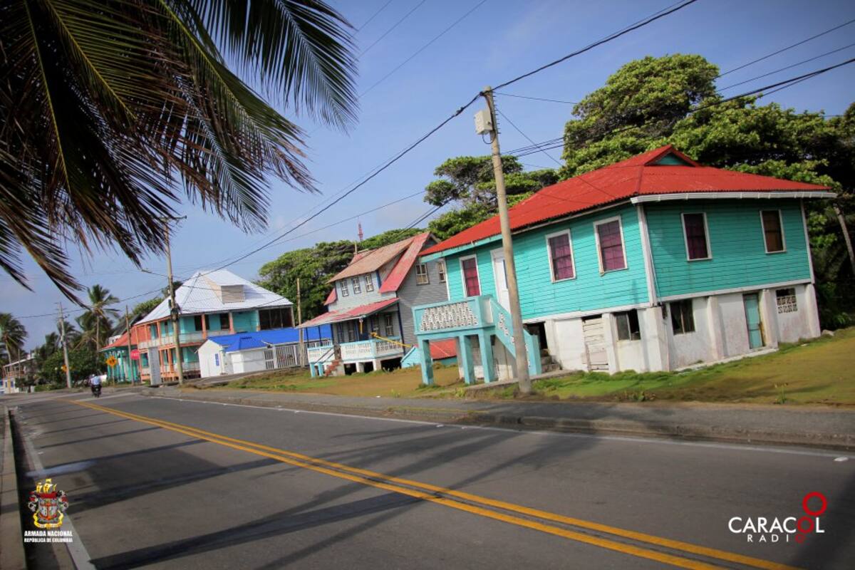 Las viviendas coloridas en las calles de San Andrés brindan un paisaje pintoresco al llegar a la Isla.
