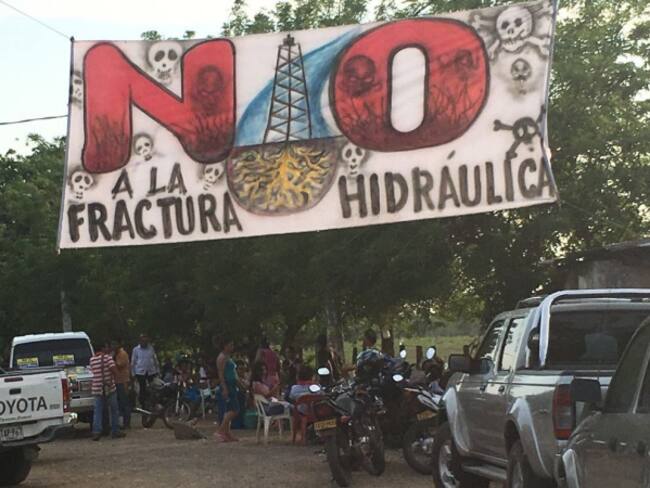 Habitantes de Cesar protestan contra fracking, pidiendo respeto a los derechos humanos