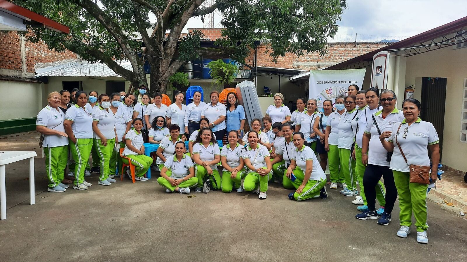 La dotación, compuesta por sillas, mesas y colchonetas, fue entregada a las madres comunitarias de los HCB, en las zonas urbanas y rurales de los diferentes municipios, durante los meses de julio y agosto según el cronograma establecido para tal fin.