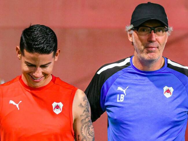 James Rodríguez junto al técnico Laurent Blanc.