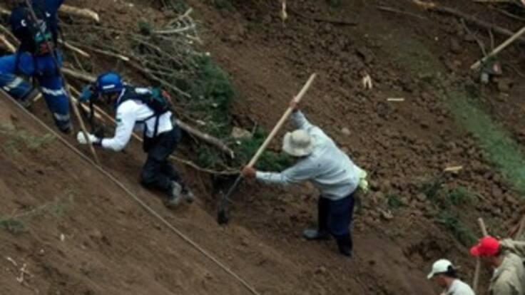 Con helicópteros tratan de evacuar a víctimas de alud en Tolima
