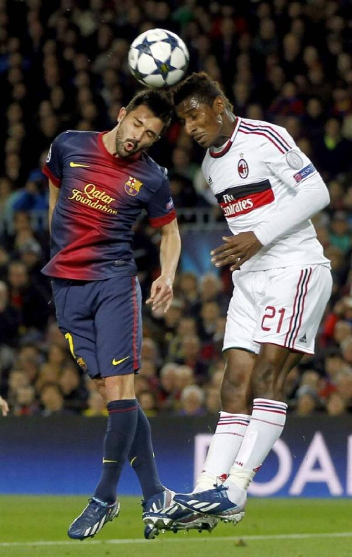 David Villa lucha un balón con el centrocampista guineano del AC Milan Kevin Constant