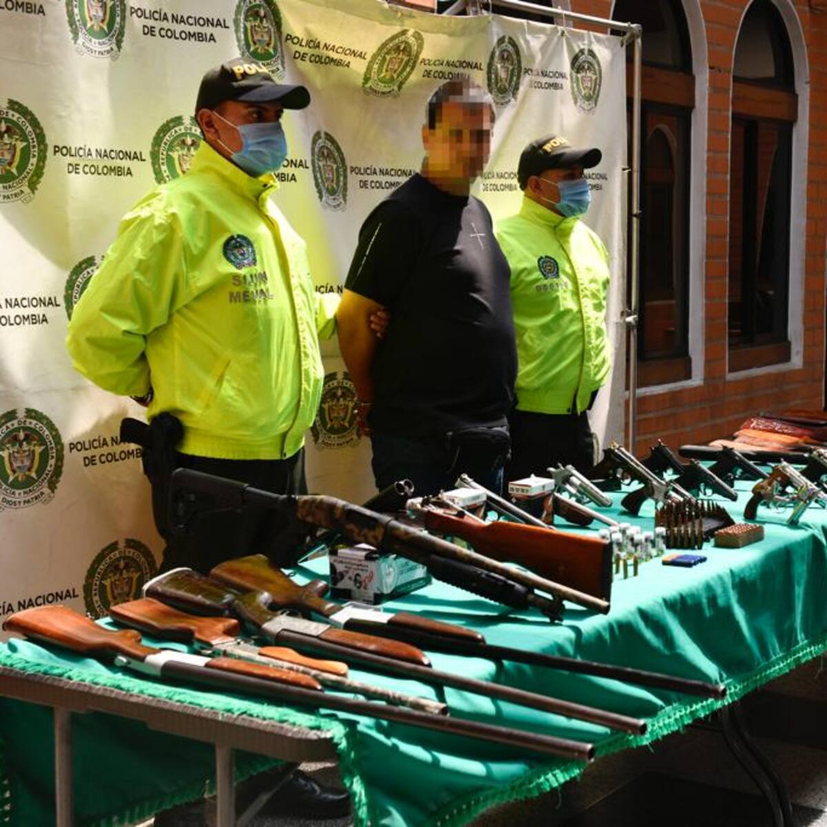 La policía capturó a un veterinario que ocultaba 25 armas de fuego en su casa de Medellín