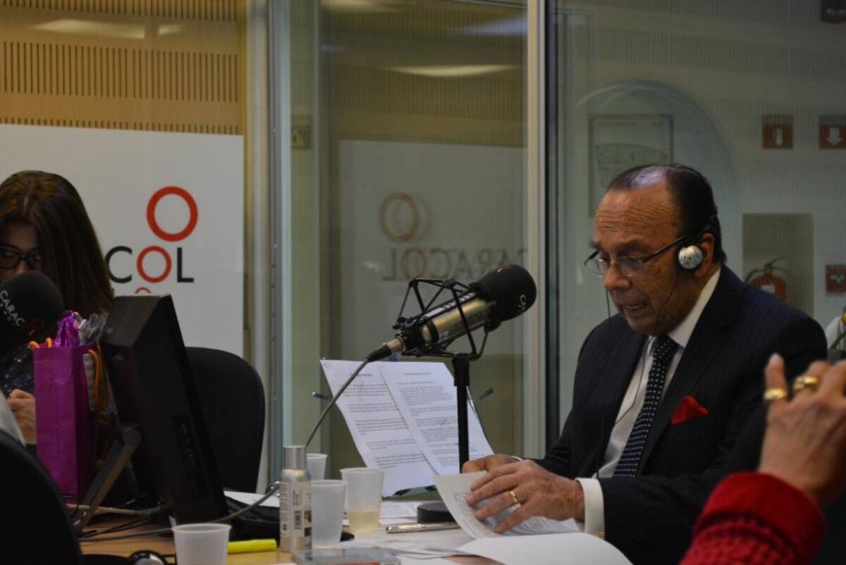 Tras dos décadas de estar inundando de humor a los colombianos, el admirado periodista se retira de La Luciérnaga, vea como desarrolla su último programa.