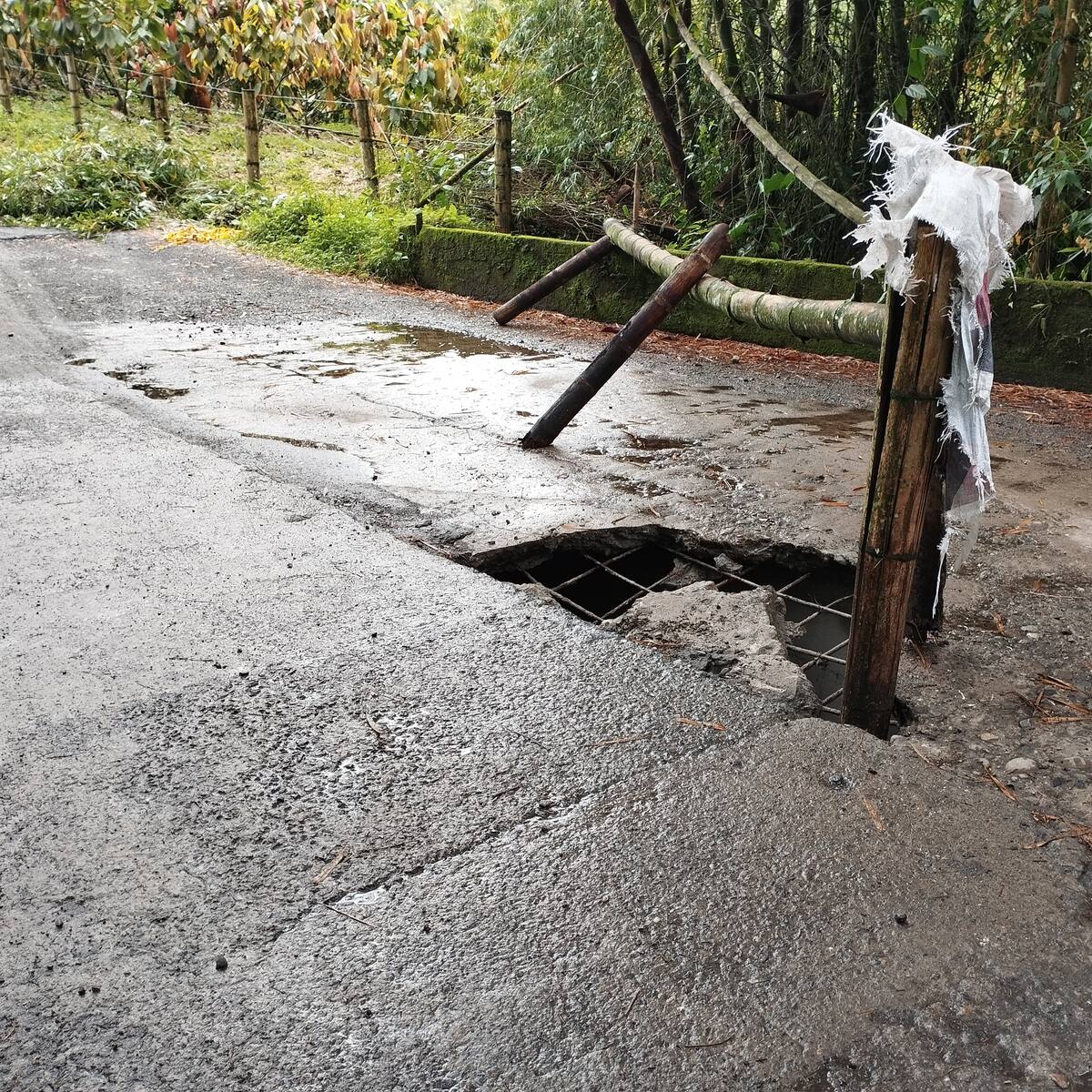 Puente en Quebrada Negra en Calarcá, Quindío a punto de colapsar, piden intervención