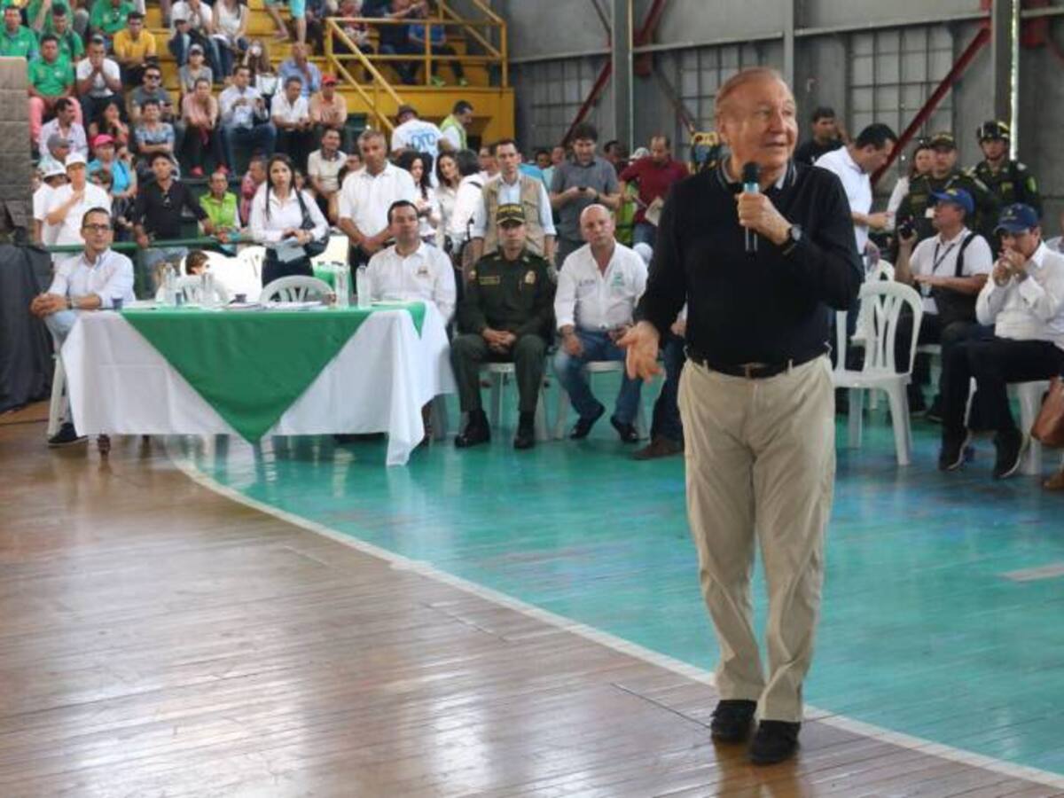 Alcalde replica encuesta en la que va como aspirante presidencial
