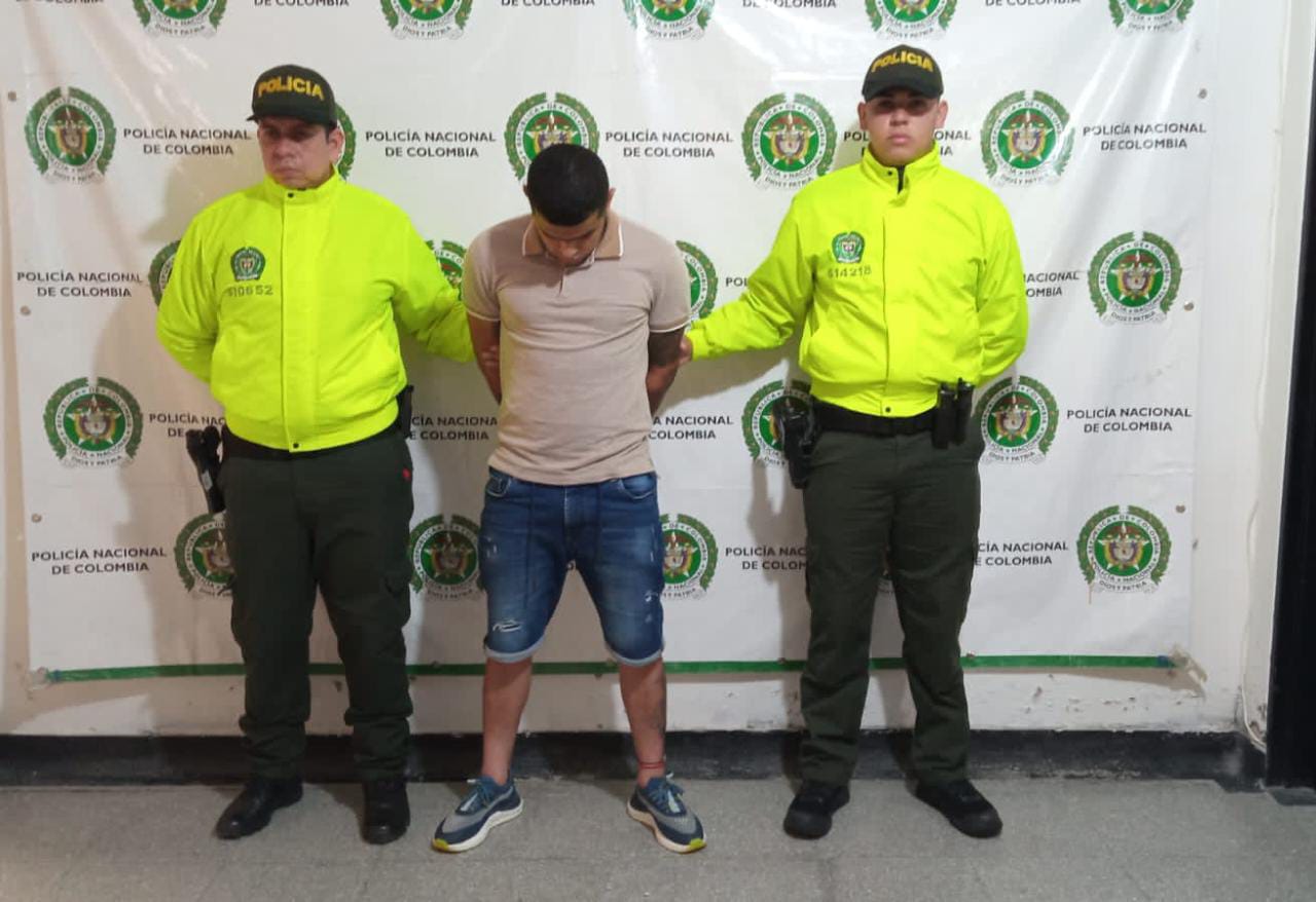 El hombre capturado reportaba antecedentes judiciales.