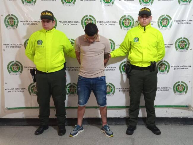El hombre capturado reportaba antecedentes judiciales.