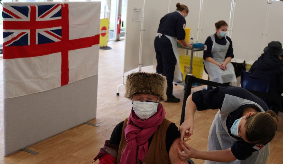 Jornadas de inmunización con la vacuna de Oxford y AstraZeneca a grupos en riesgo en Inglaterra.