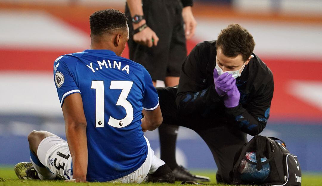 Mina es atendido en el campo de juego tras lesionarse la pierna derecha.