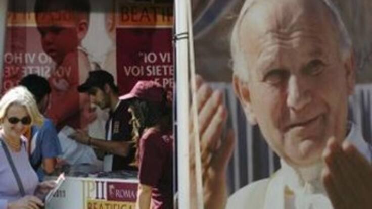 La canonización de los papas tiene espacio hasta para los comerciantes