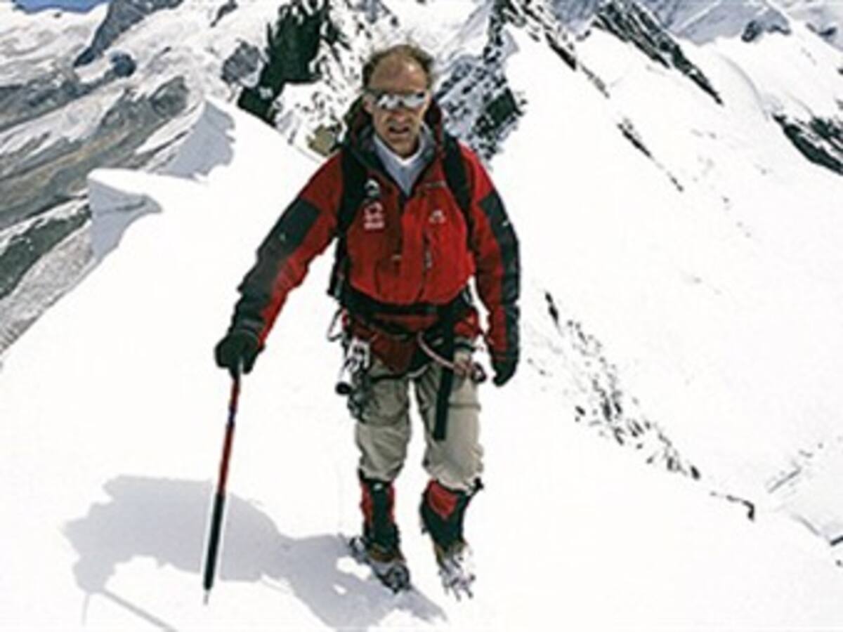 Conquista el Everest con 65 años tras atravesar los dos polos