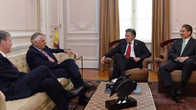 Juan Manuel Santos y Terry McAuliffe. Foto: En Twitter: @JuanManSantos