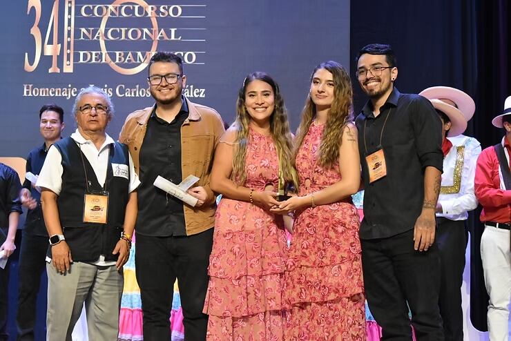 El dueto Aire Andino del Quindío, ganó el tercer lugar en la categoría Duetos en la versión número 34 del Concurso Nacional del Bambuco. Foto: Cortesía Concurso Nacional del Bambuco.