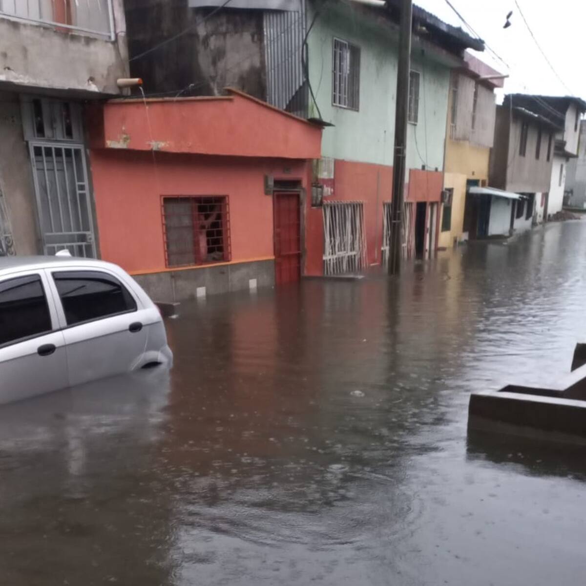 23 familias afectadas por inundación en Armenia, autoridades anuncian inversión