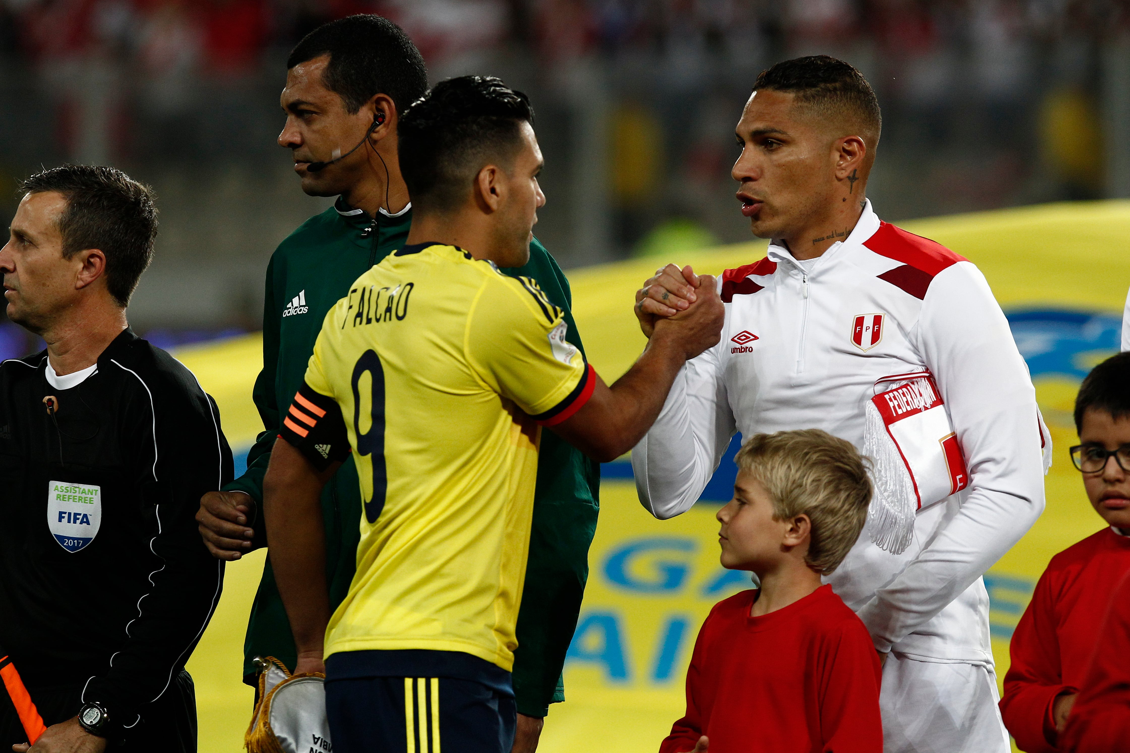 Falcao y Paolo Guerrero se saluda en la previa del juego Perú Vs. Colombia, el día del supuesto 'Pacto de Lima'. (Photo by Leonardo Fernandez/Getty Images)