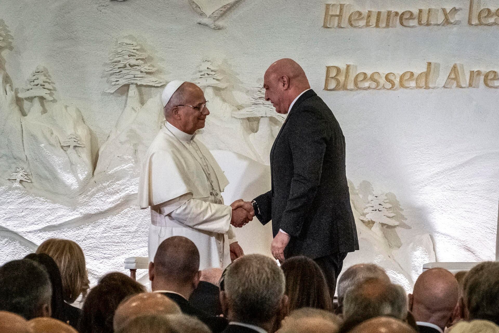 El papa León XIV se reúne con el presidente del Líbano, Joshep Aoun (d), este domingo en el palacio presidencial de Baabda (Líbano). FOTO: EFE/ Edgar Gutiérrez