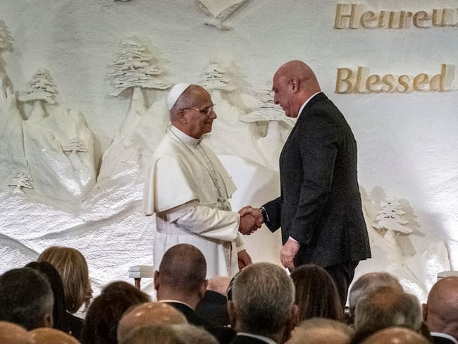El papa León XIV se reúne con el presidente del Líbano, Joshep Aoun (d), este domingo en el palacio presidencial de Baabda (Líbano). FOTO: EFE/ Edgar Gutiérrez