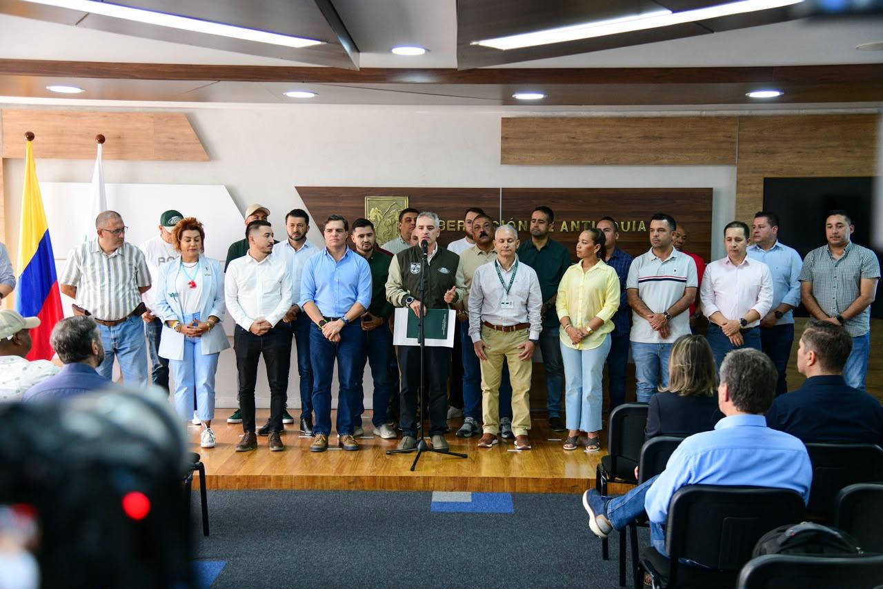 Gobernador de Antioquia y alcaldes del departamento reconociendo la importancia de impuesto por obras. Foto: Cortesía Gobernación de Antioquia