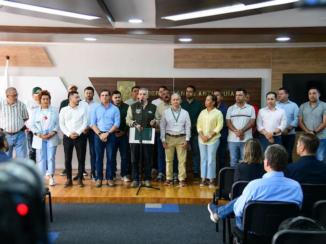 Gobernador de Antioquia y alcaldes del departamento reconociendo la importancia de impuesto por obras. Foto: Cortesía Gobernación de Antioquia