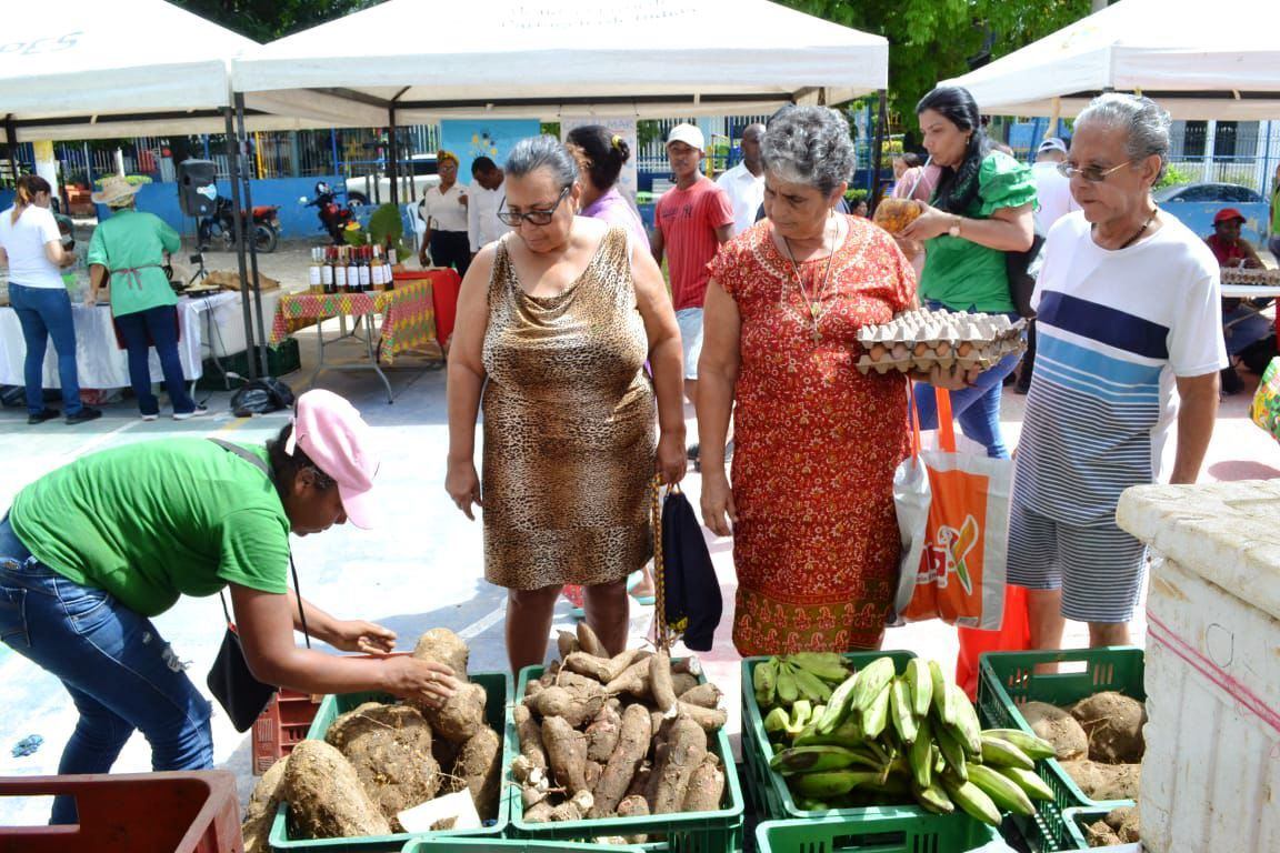 Vecinos de Alameda de La Victoria beneficiados del mercado campesino del PES-Pedro Romero