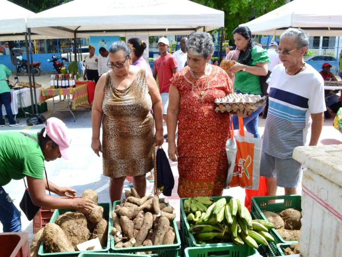 Vecinos de Alameda de La Victoria beneficiados del mercado campesino del PES-Pedro Romero