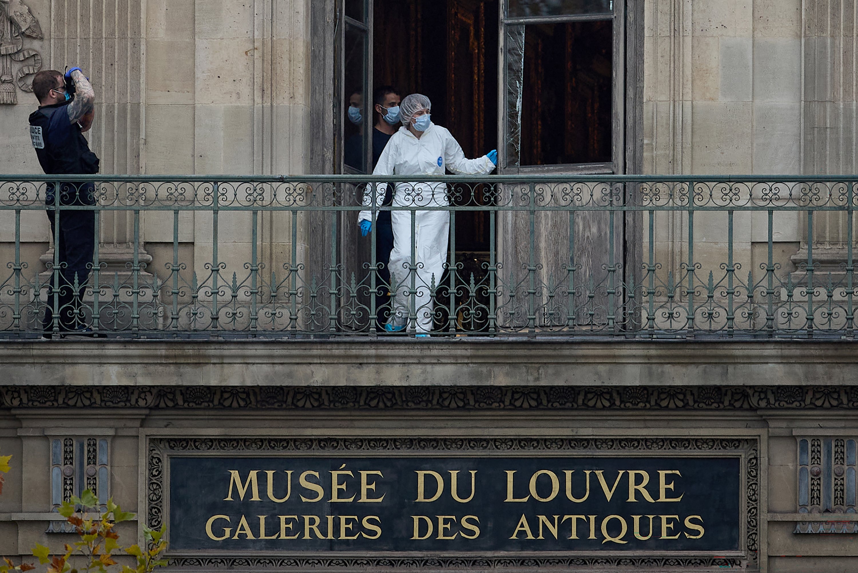 Investigación del robo al Museo del Louvre, en Francia. 
(Foto:    Kiran Ridley/Getty Images)