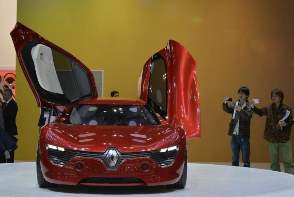 Nuevo concept car eléctrico de Renault, el 'DeZir', durante su exhibición en la 43ª edición del Salón del Automóvil de Tokio (Japón)