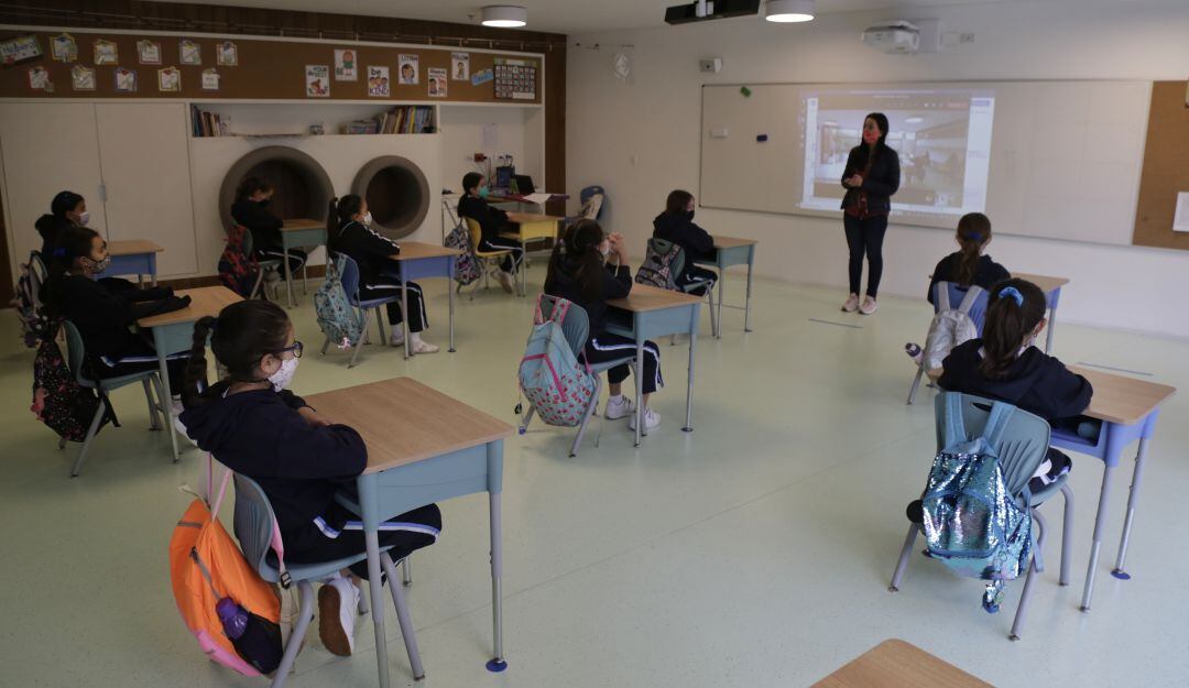 Sectores políticos piden agilizar vacunación de maestros, para facilitar el regreso a clases