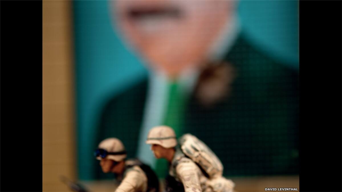 "Mein Kampf" ("Mi lucha"), una serie hecha en 1993-94, recrea los mitines propagandistas de Adolfo Hitler y los horrores del Holocausto.